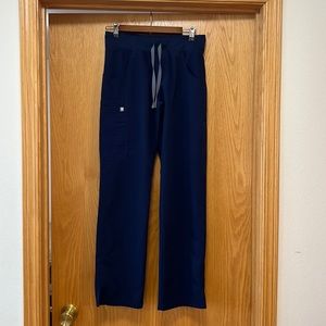 XS Kade cargo figs scrub bottoms.